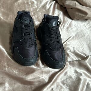 Black bike huaraches: youth 6.5